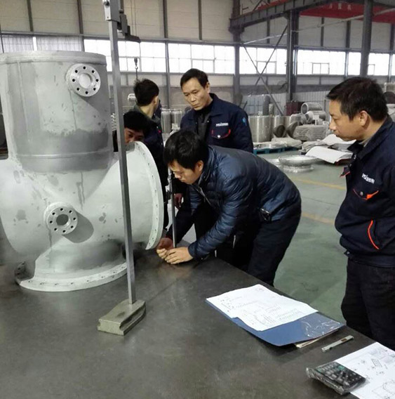 客戶對GIS殼體加工尺寸進(jìn)行檢測。